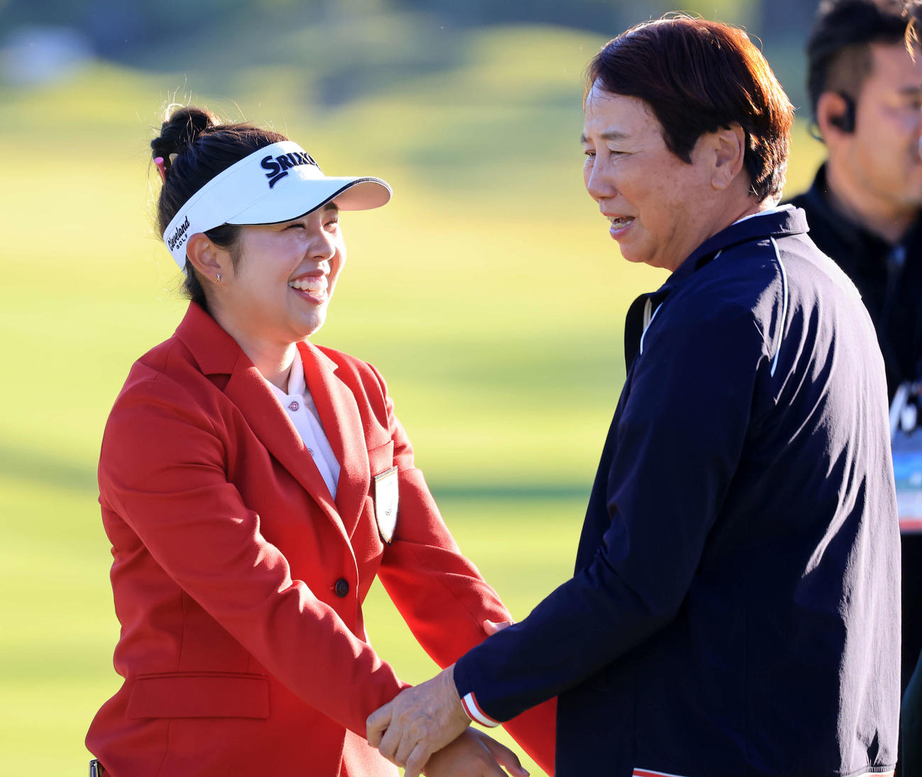 今季初優勝を決め、樋口久子氏（右）から祝福され笑顔の山下（撮影・浅見桂子）
