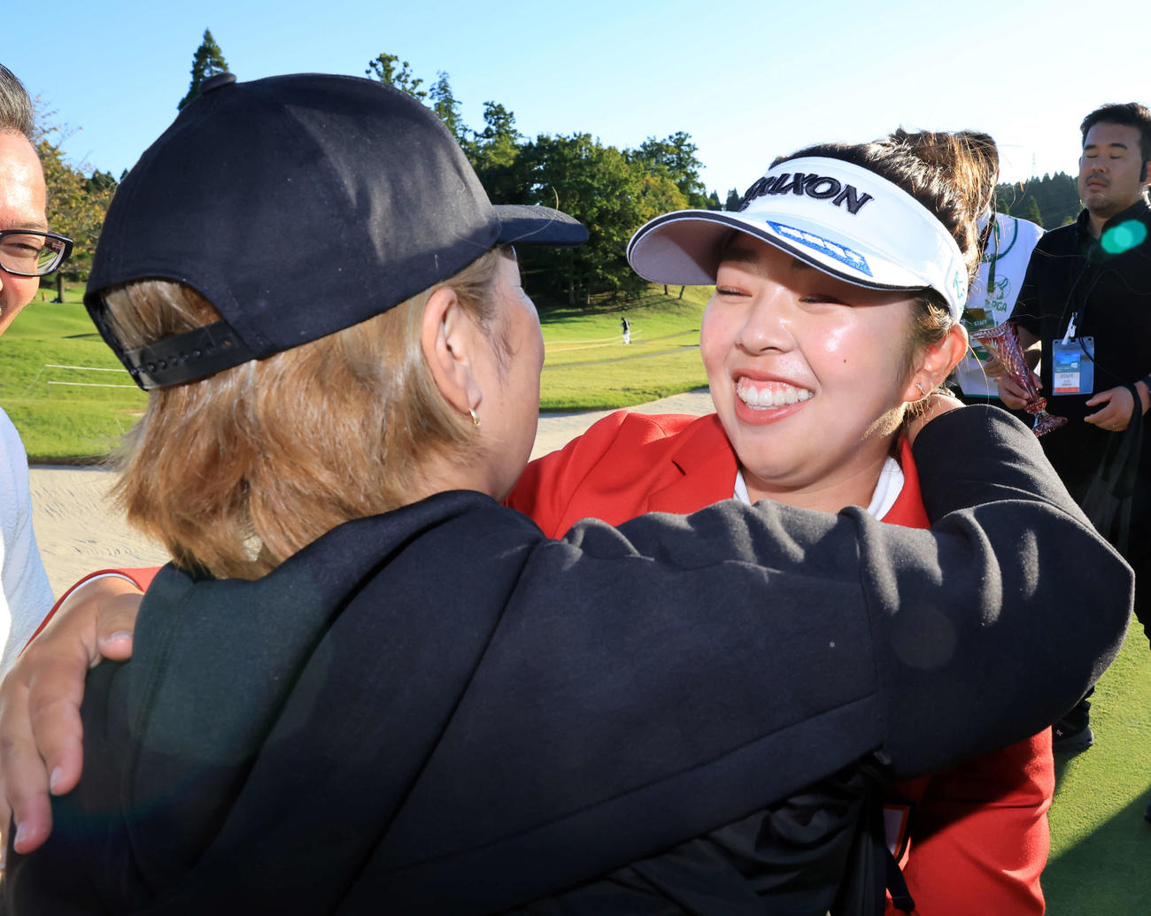 今季初優勝を決めた山下は母の有貴さんと歓喜の抱擁（撮影・浅見桂子）