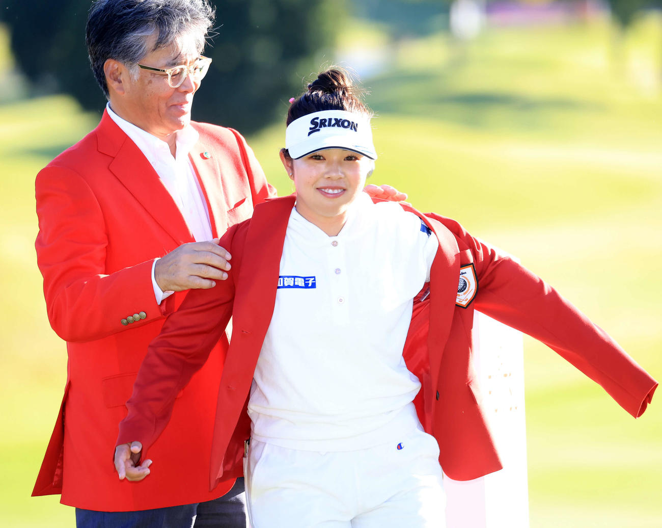 今季初優勝を決め、優勝ジャケットを着させてもらう山下（右）（撮影・浅見桂子）