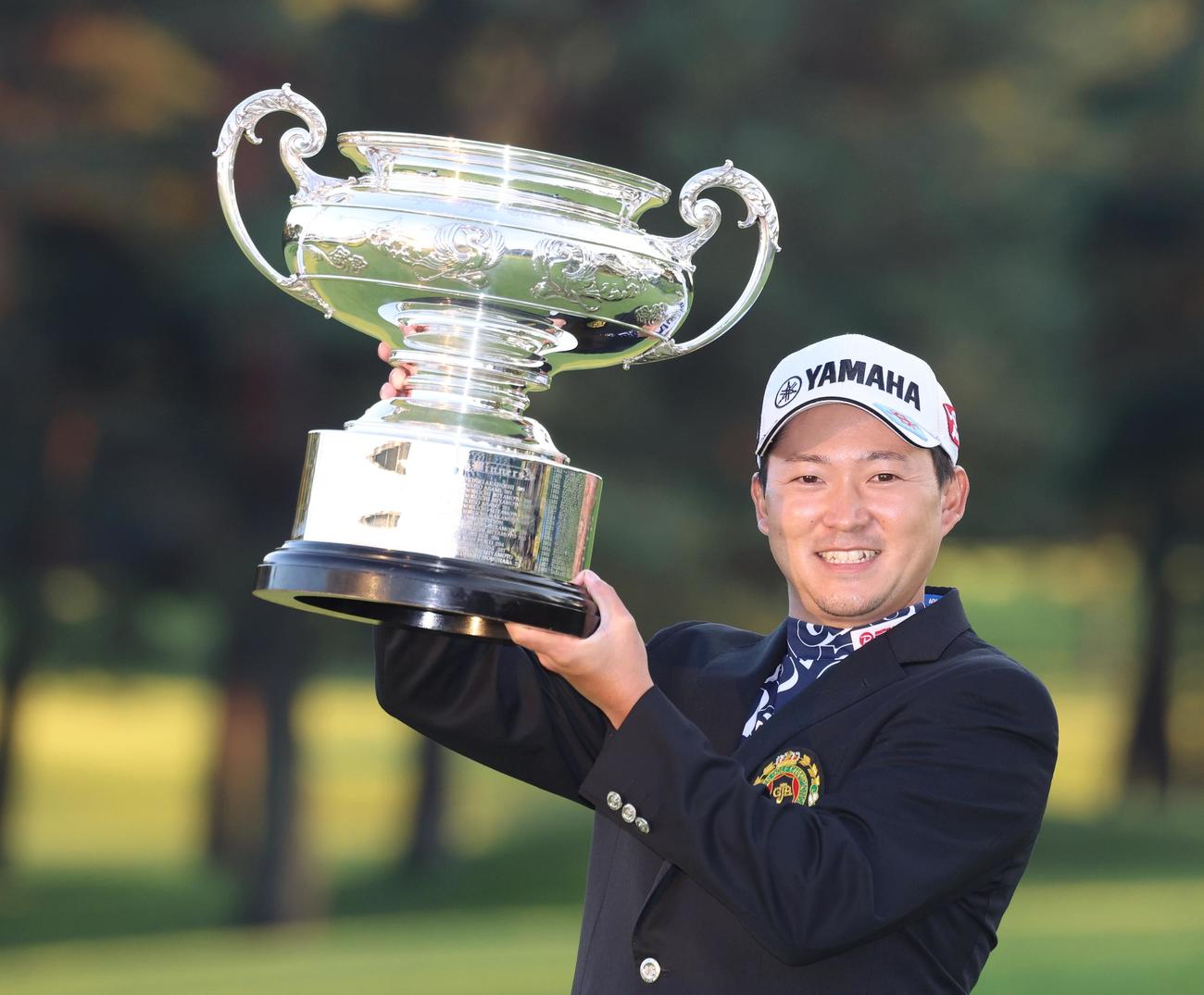 優勝杯を掲げる今平（撮影・中島郁夫）