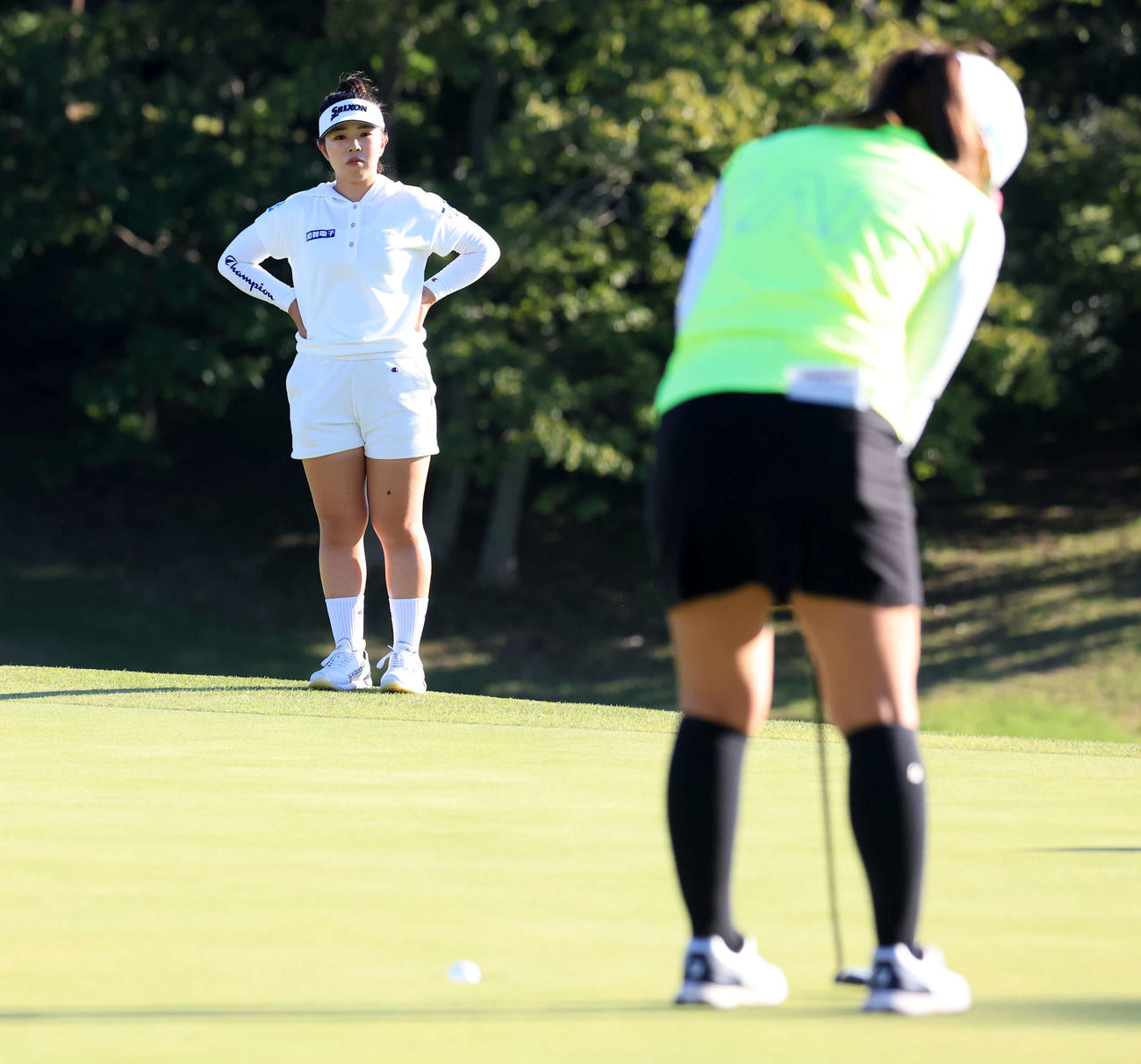 プレーオフ1ホール目18番、パットを放つ古江（手前）を見つめる山下（撮影・浅見桂子）