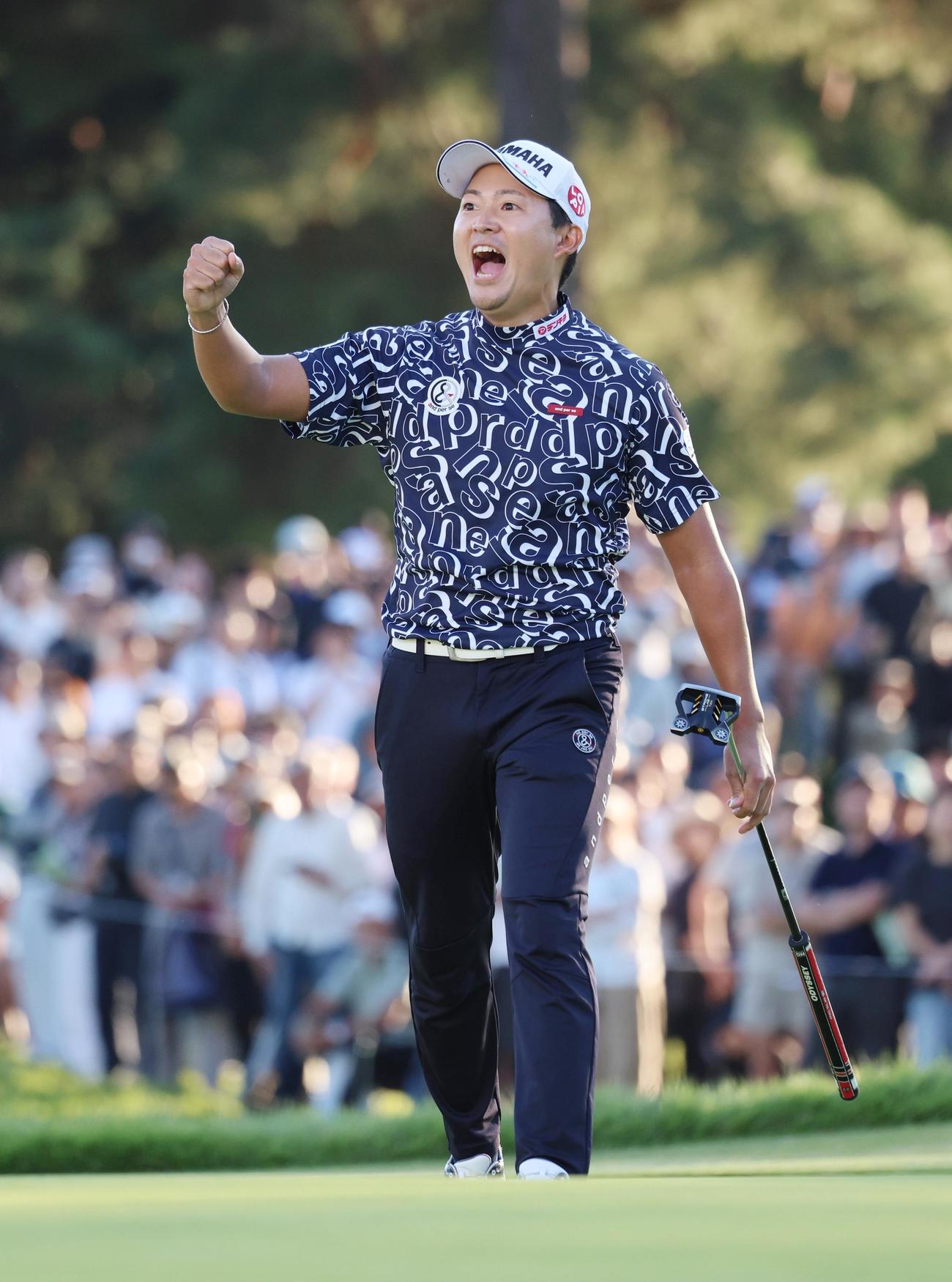 バーディーを決めガッツポーズで優勝した今平（撮影・中島郁夫）