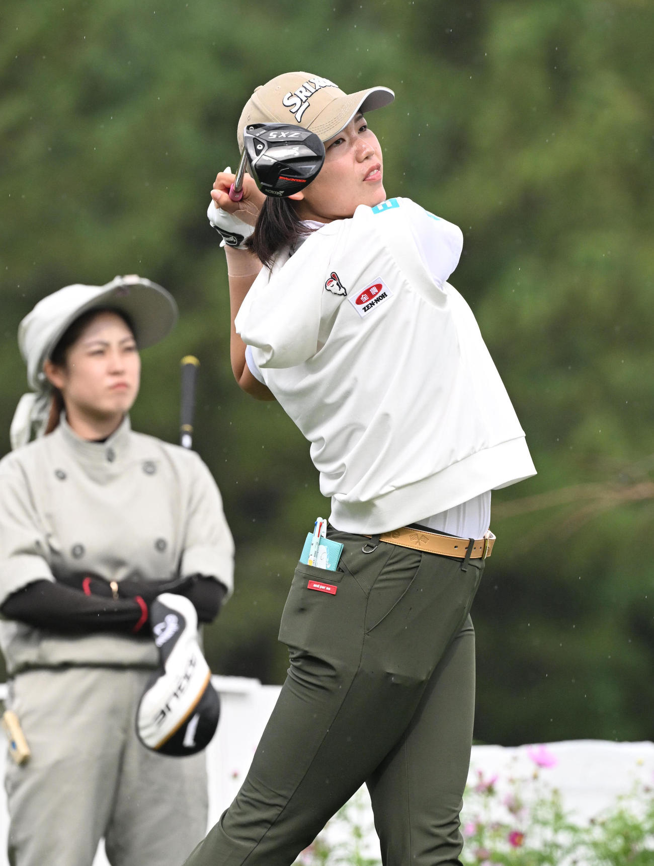 1番ホール、ティーショットを打つ桜井心那（撮影・和賀正仁）