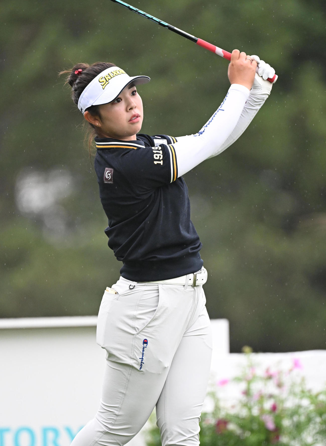 1番ホール、ティーショットを打つ山下美夢有（撮影・和賀正仁）