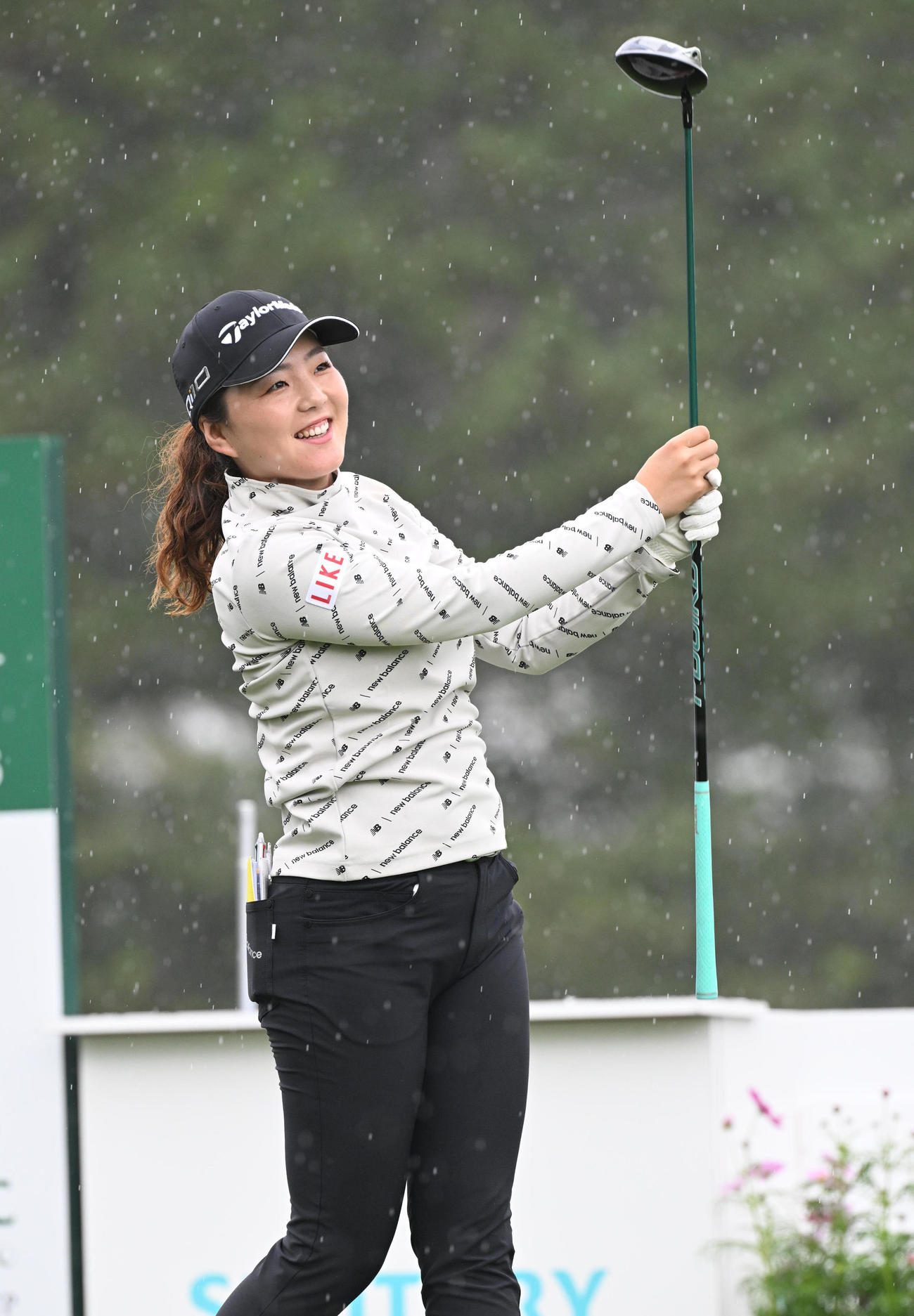 1番ホール、ティーショットを打つ山内日菜子（撮影・和賀正仁）