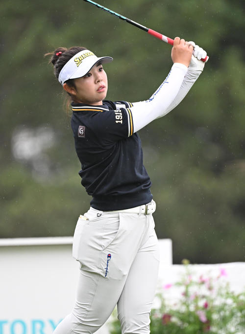 1番ホール、ティーショットを打つ山下美夢有（撮影・和賀正仁）
