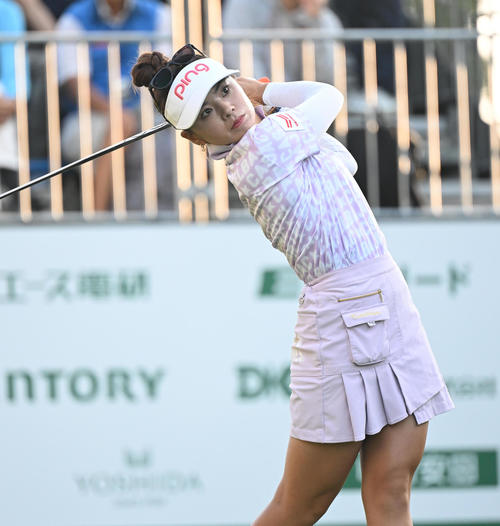 10番ホール、ティーショットを打つ藤田かれん（撮影・和賀正仁）