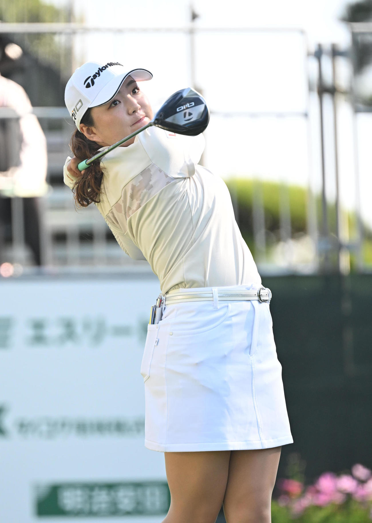 10番ホール、ティーショットを打つ山内日菜子（撮影・和賀正仁）