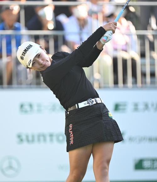 10番ホール、ティーショットを打つ永井花奈（撮影・和賀正仁）
