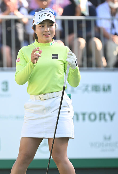 10番ホール、ティーショットを打つ佐久間朱莉（撮影・和賀正仁）
