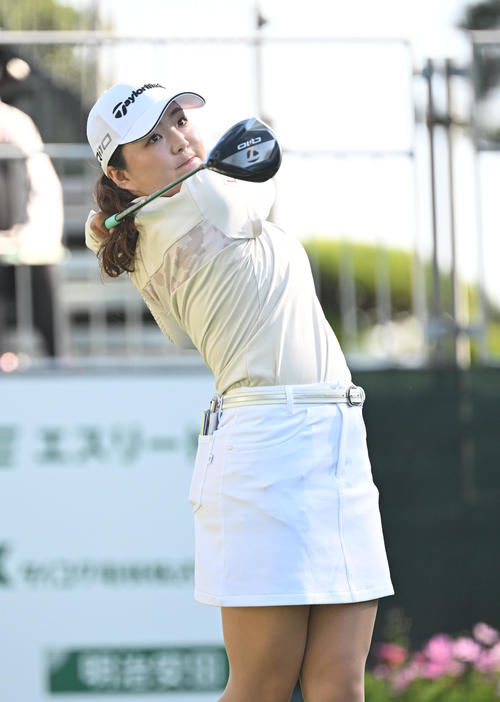 10番ホール、ティーショットを打つ山内日菜子（撮影・和賀正仁）