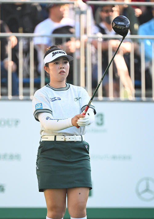 10番ホール、ティーショットを打つ山下美夢有（撮影・和賀正仁）