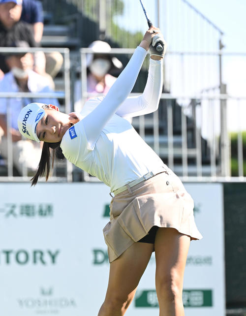 10番ホール、ティーショットを打つ戸高玲奈（撮影・和賀正仁）