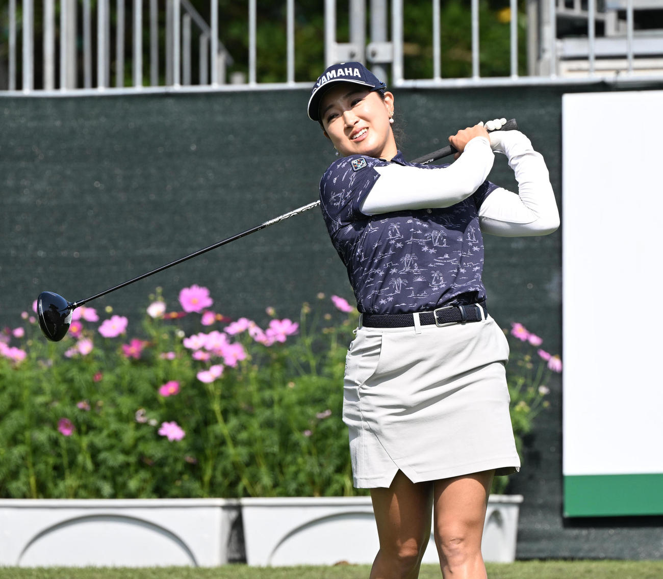 10番ホール、ティーショットを打つ高木優奈（撮影・和賀正仁）