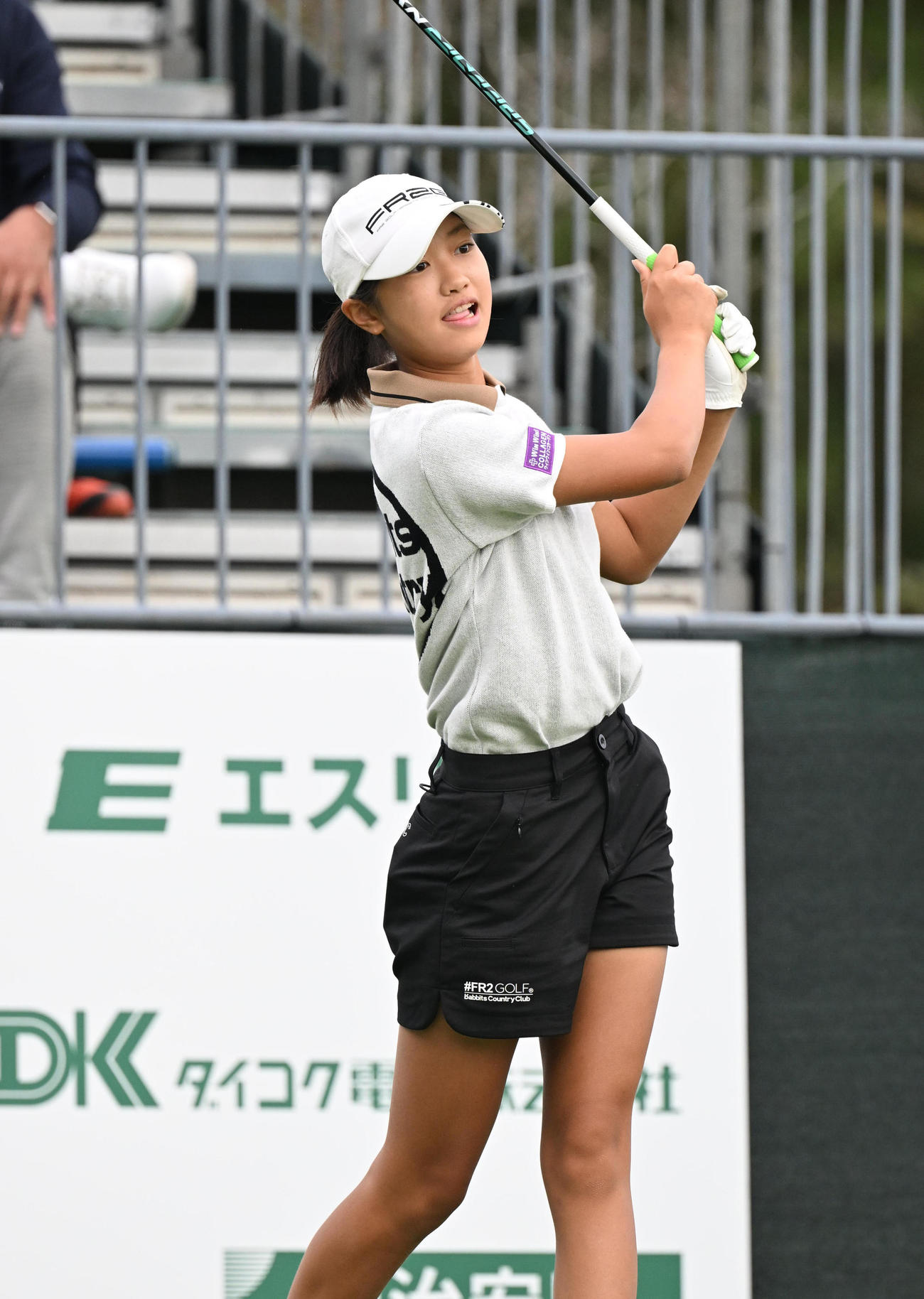 1番、ティーショットを打つ三浦由楽（撮影・和賀正仁）