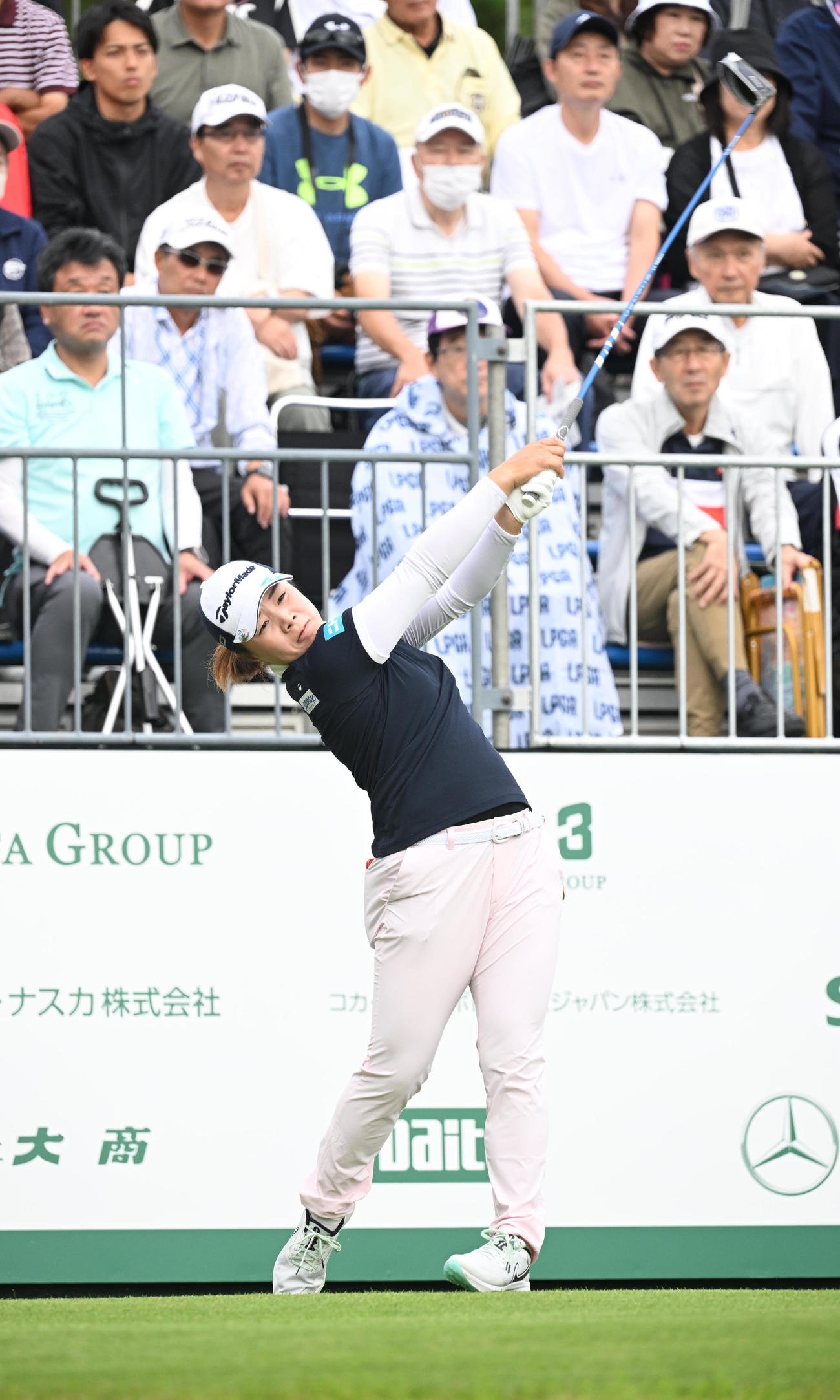 1番、ティーショットを打つ永峰咲希（撮影・和賀正仁）