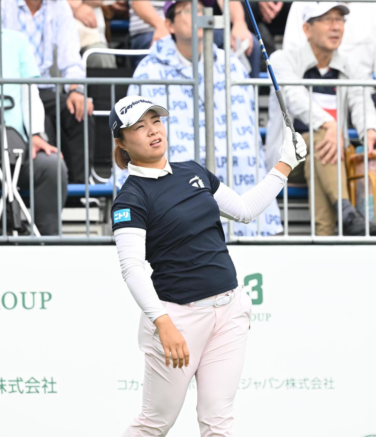 1番、ティーショットを打つ永峰咲希（撮影・和賀正仁）