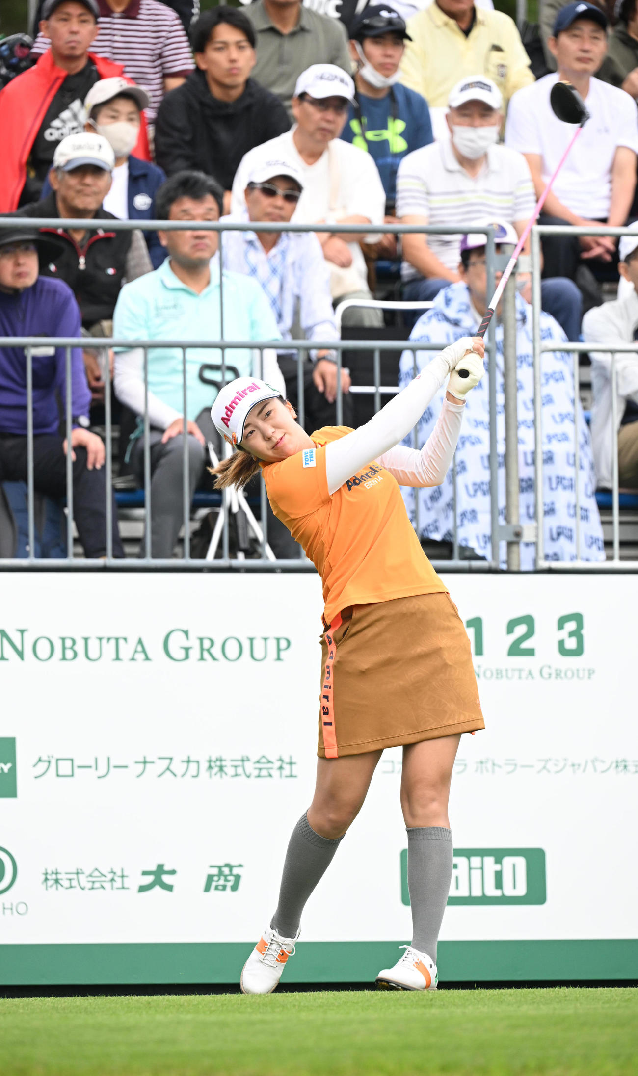 1番、ティーショットを打つ堀琴音（撮影・和賀正仁）