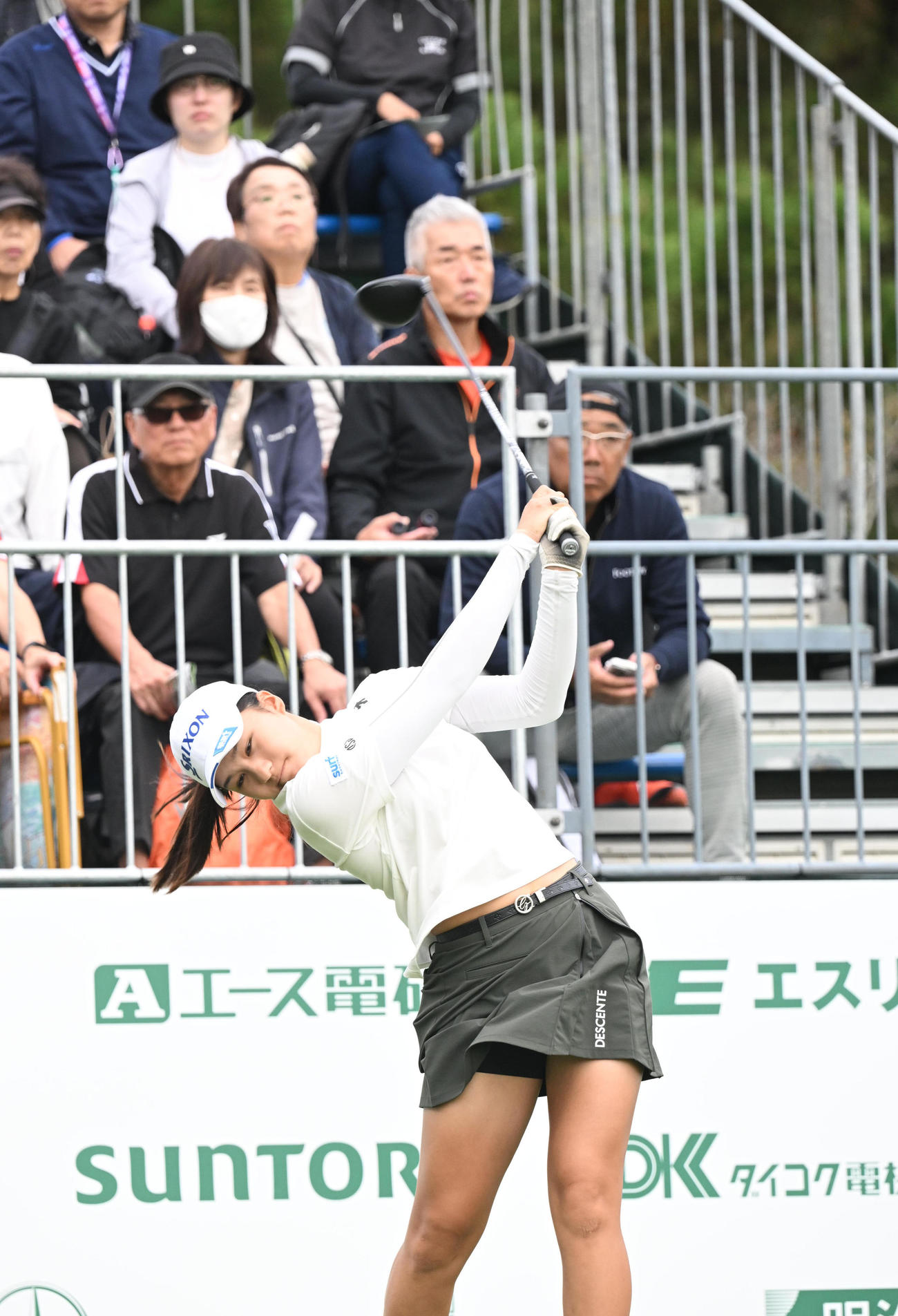 1番、ティーショットを打つ戸高玲奈（撮影・和賀正仁）