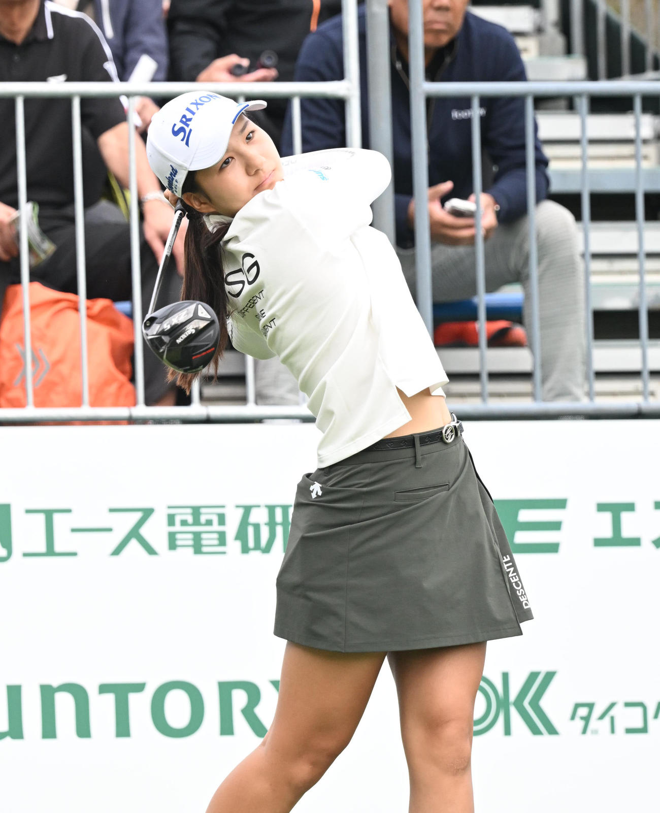 1番、ティーショットを打つ戸高玲奈（撮影・和賀正仁）