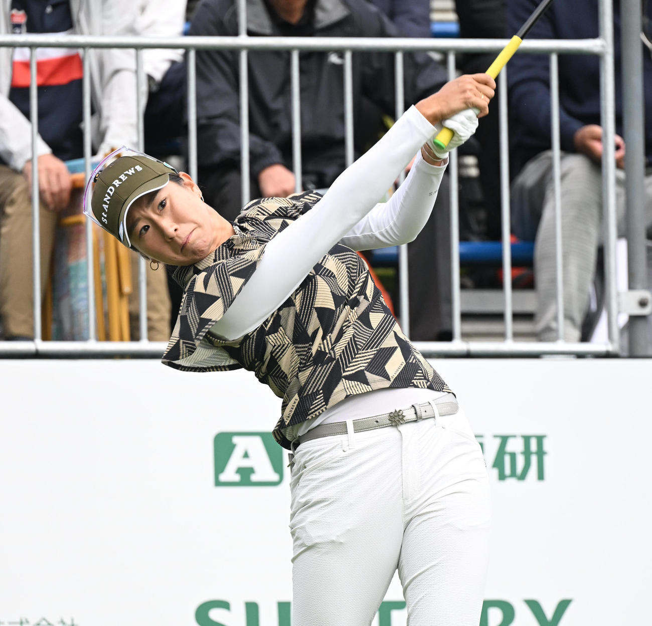 1番、ティーショットを打つ木戸愛（撮影・和賀正仁）