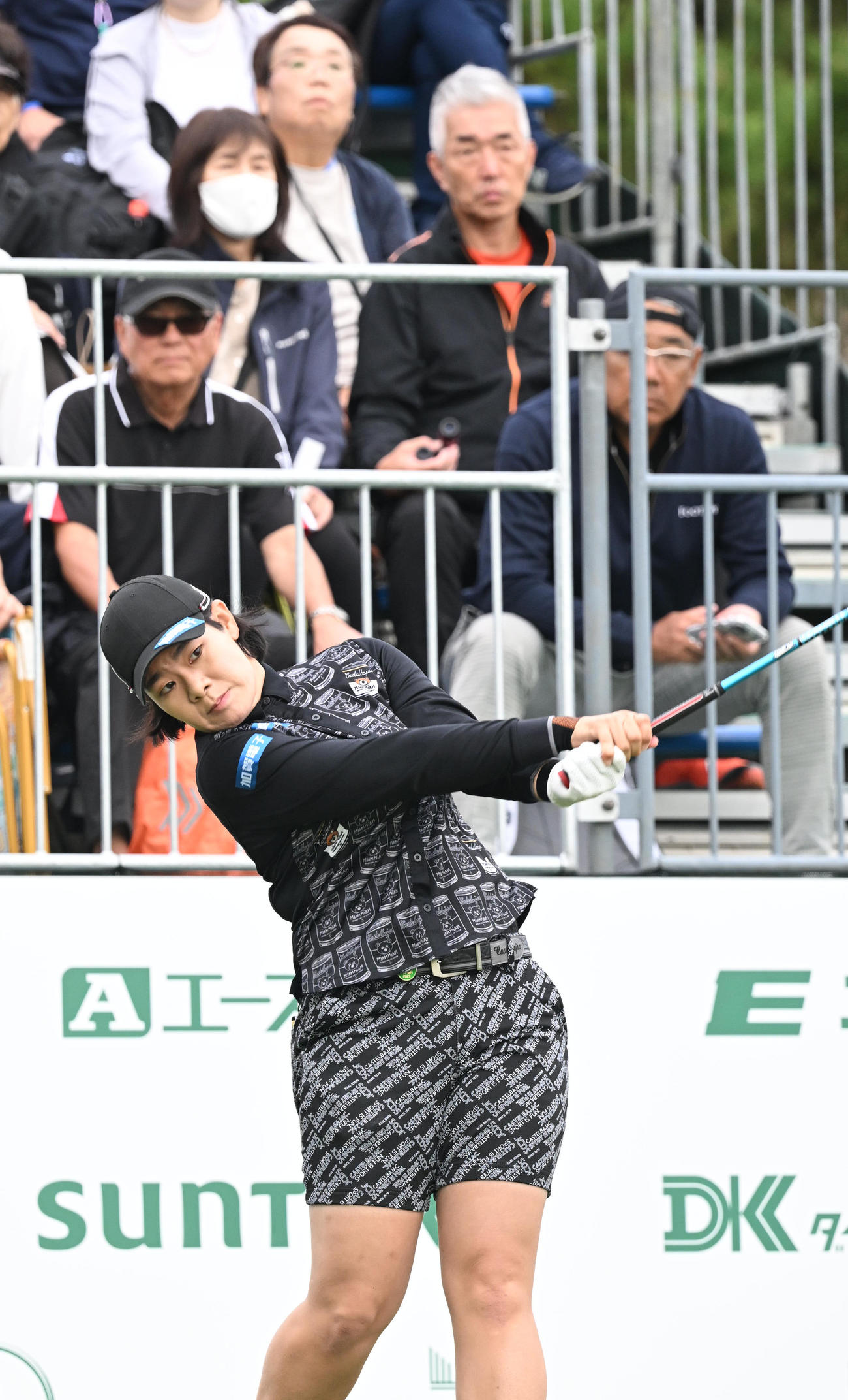 1番、ティーショットを打つ川岸史果（撮影・和賀正仁）