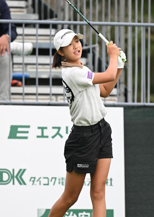 1番、ティーショットを打つ三浦由楽(撮影・和賀正仁)