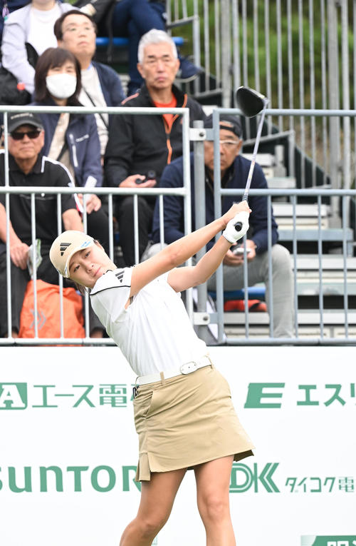 1番、ティーショットを打つ森田遥(撮影・和賀正仁)