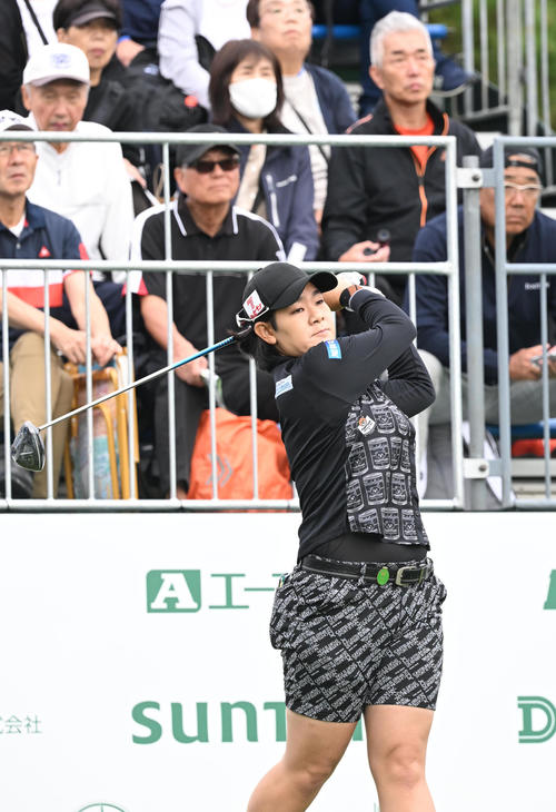 1番、ティーショットを打つ川岸史果(撮影・和賀正仁)