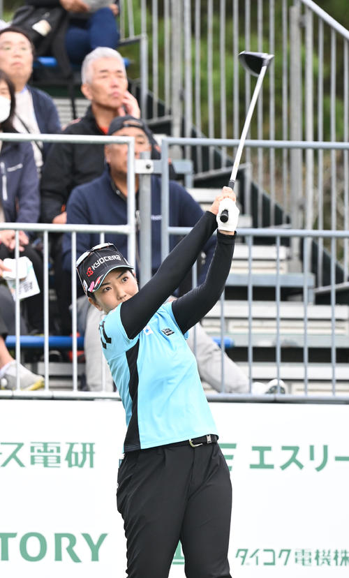 1番、ティーショットを打つ笠りつ子(撮影・和賀正仁)