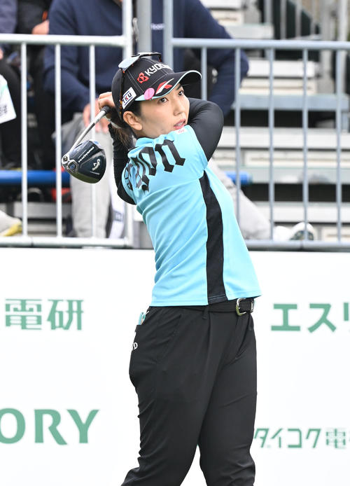 1番、ティーショットを打つ笠りつ子(撮影・和賀正仁)
