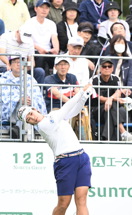 1番、ティーショットを打つ浜田茉優(撮影・和賀正仁)