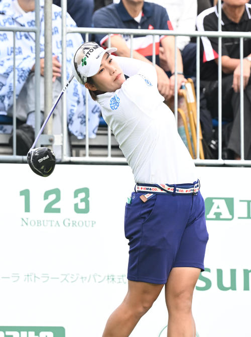 1番、ティーショットを打つ浜田茉優(撮影・和賀正仁)