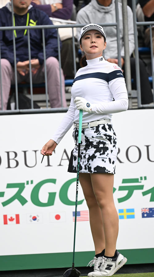 1番、ティーショットの打球を確認する山内日菜子(撮影・和賀正仁)