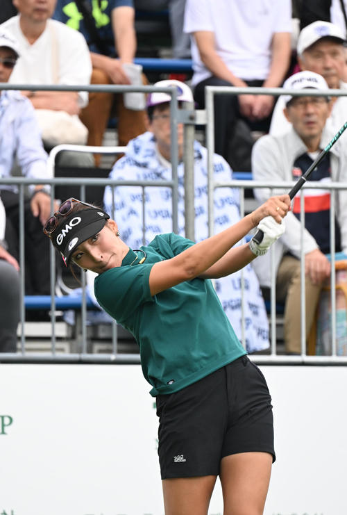 1番、ティーショットを打つ脇元華(撮影・和賀正仁)