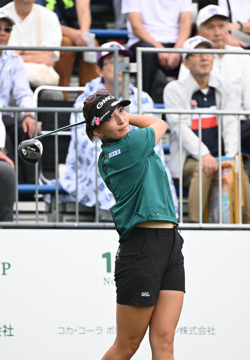 1番、ティーショットを打つ脇元華(撮影・和賀正仁)