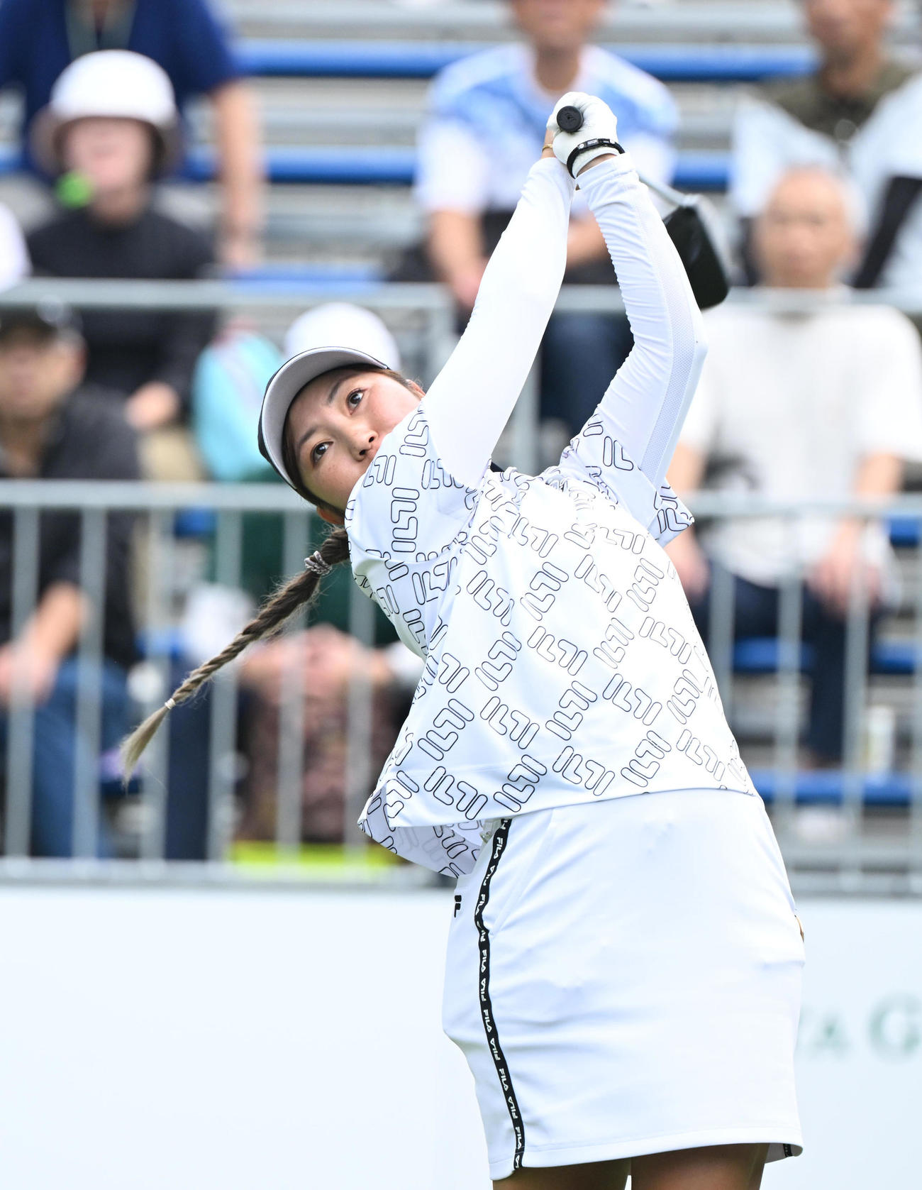 10番、ティーショットを打つ小林咲里奈（撮影・和賀正仁）