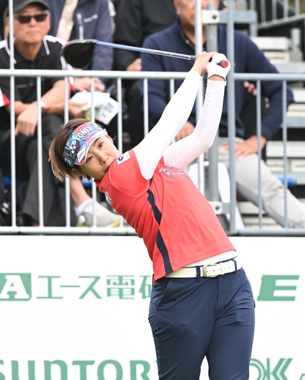 1番、ティーショットを打つ若林舞衣子（撮影・和賀正仁）