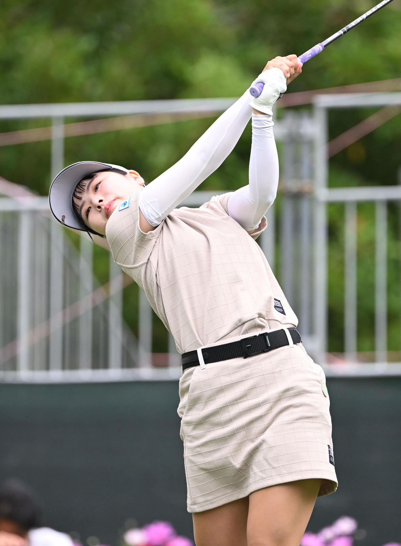 10番、ティーショットを打つ尾関彩美悠（撮影・和賀正仁）