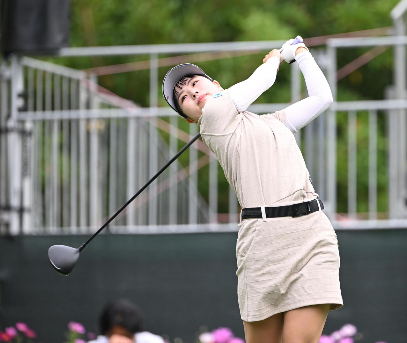10番、ティーショットを打つ尾関彩美悠（撮影・和賀正仁）