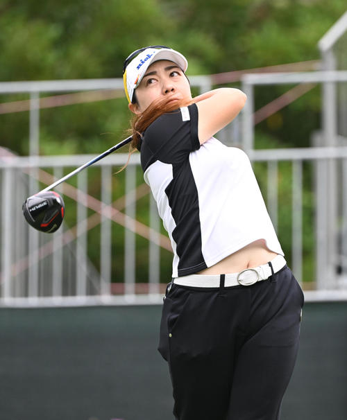 10番、ティーショットを打つ宮里美香（撮影・和賀正仁）