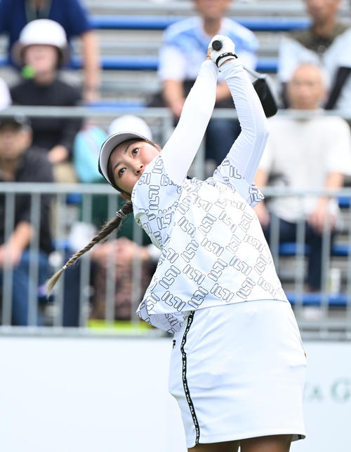 10番、ティーショットを打つ小林咲里奈（撮影・和賀正仁）