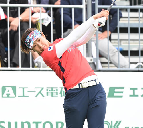 1番、ティーショットを打つ若林舞衣子（撮影・和賀正仁）