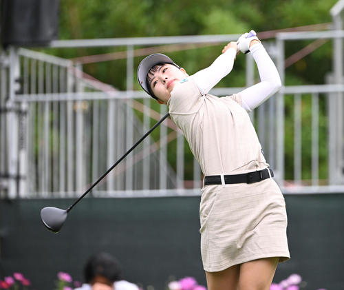 10番、ティーショットを打つ尾関彩美悠（撮影・和賀正仁）