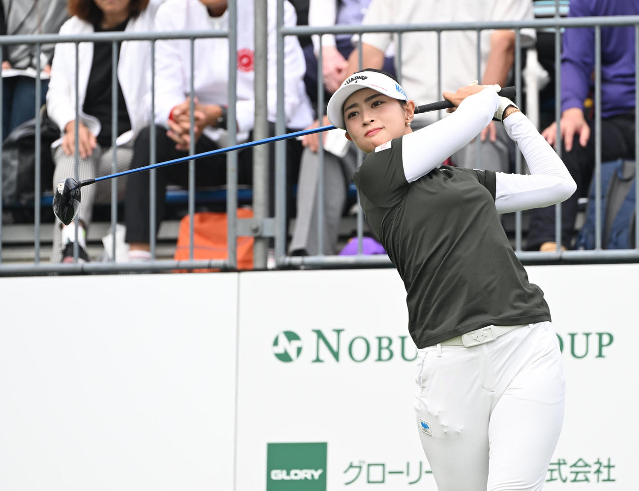 1番、ティーショットを打つ柏原明日架（撮影・和賀正仁）