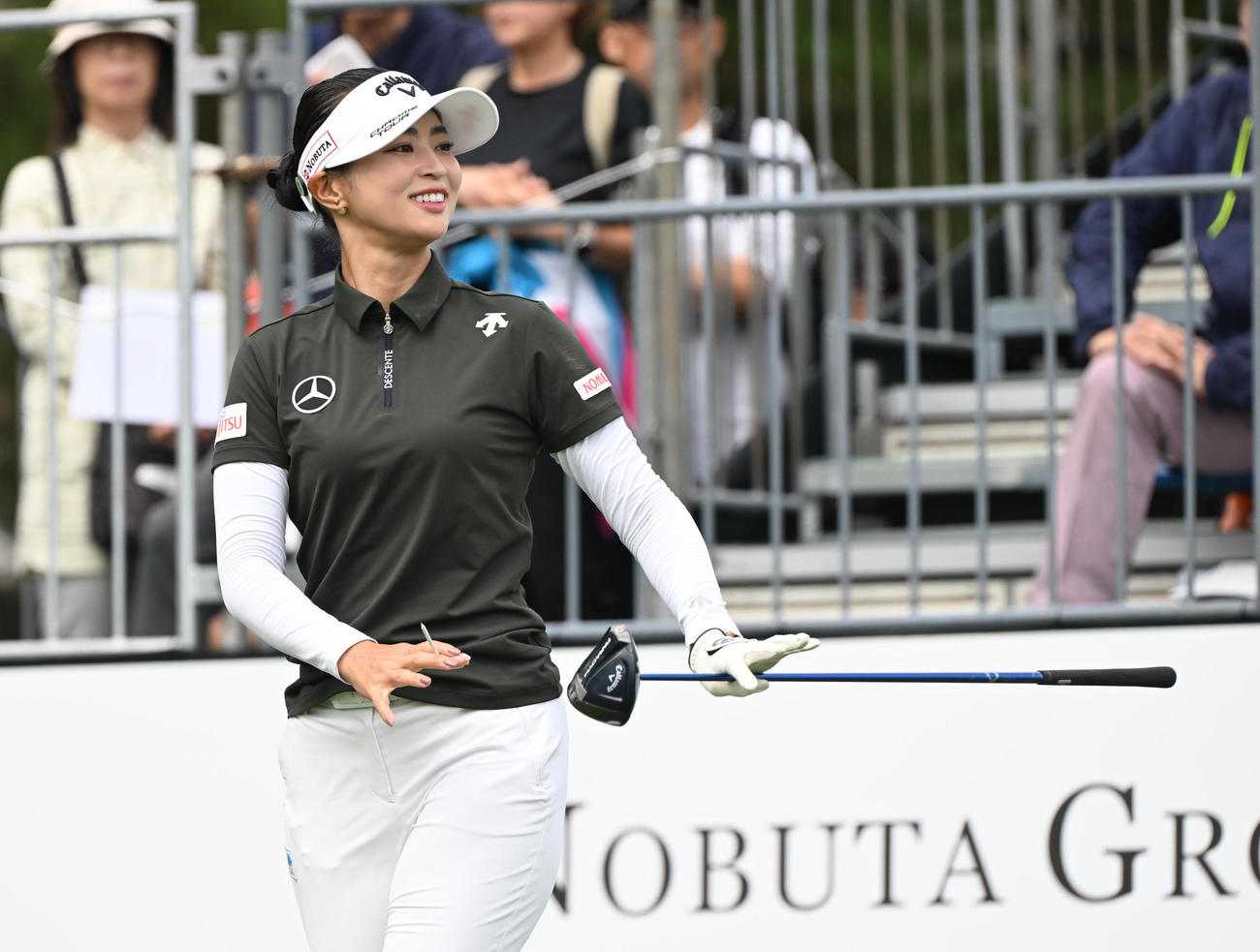 1番、笑顔でスタートする柏原明日架（撮影・和賀正仁）