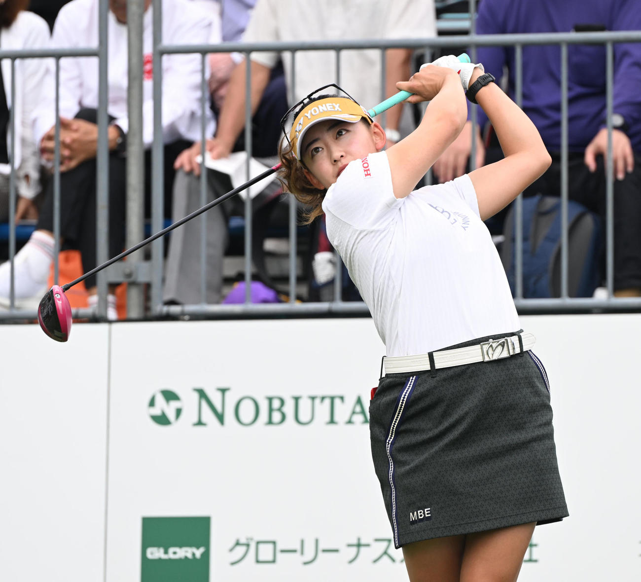 1番、ティーショットを打つ岩井千怜（撮影・和賀正仁）
