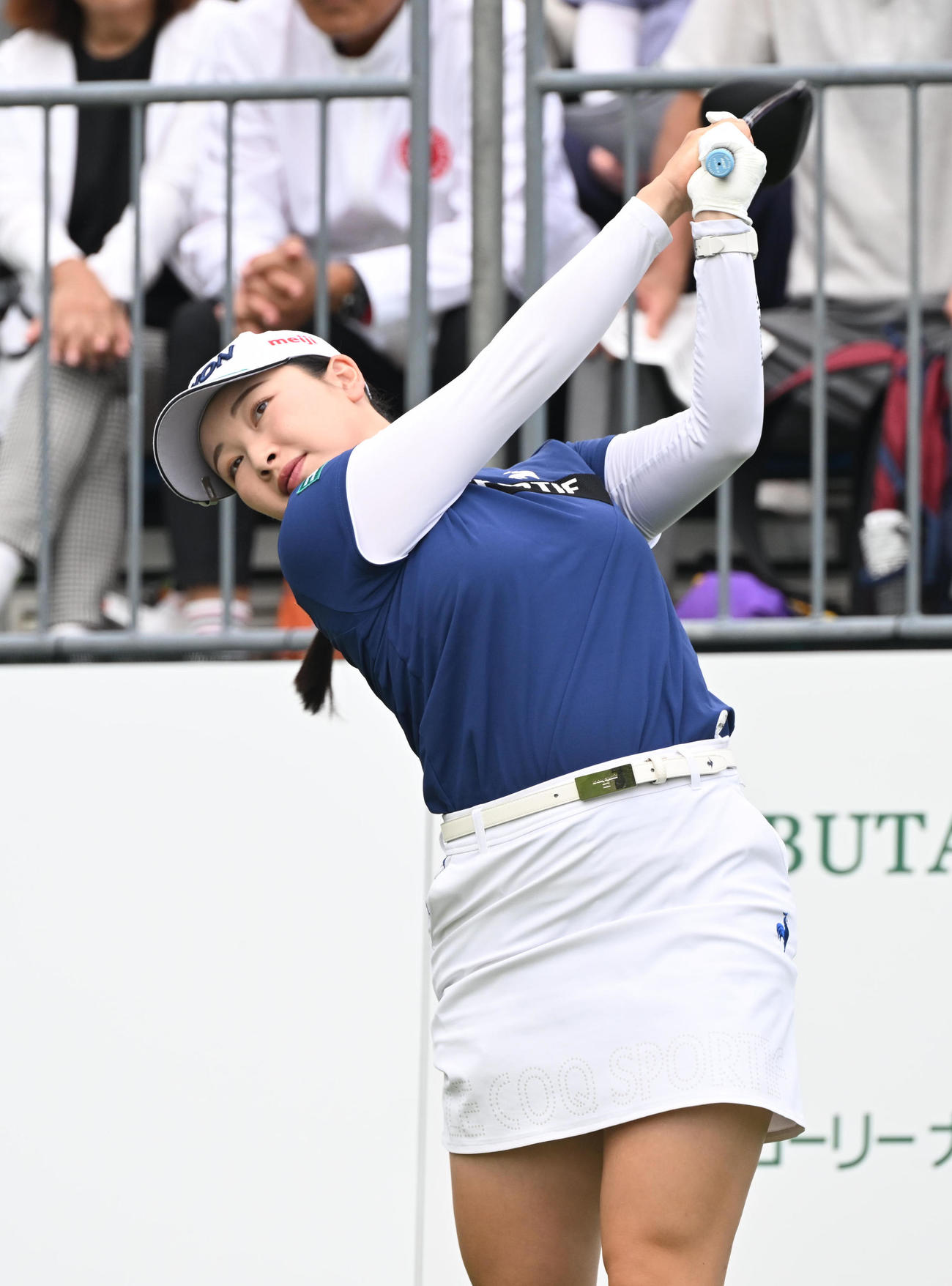 1番、ティーショットを打つ小祝さくら（撮影・和賀正仁）