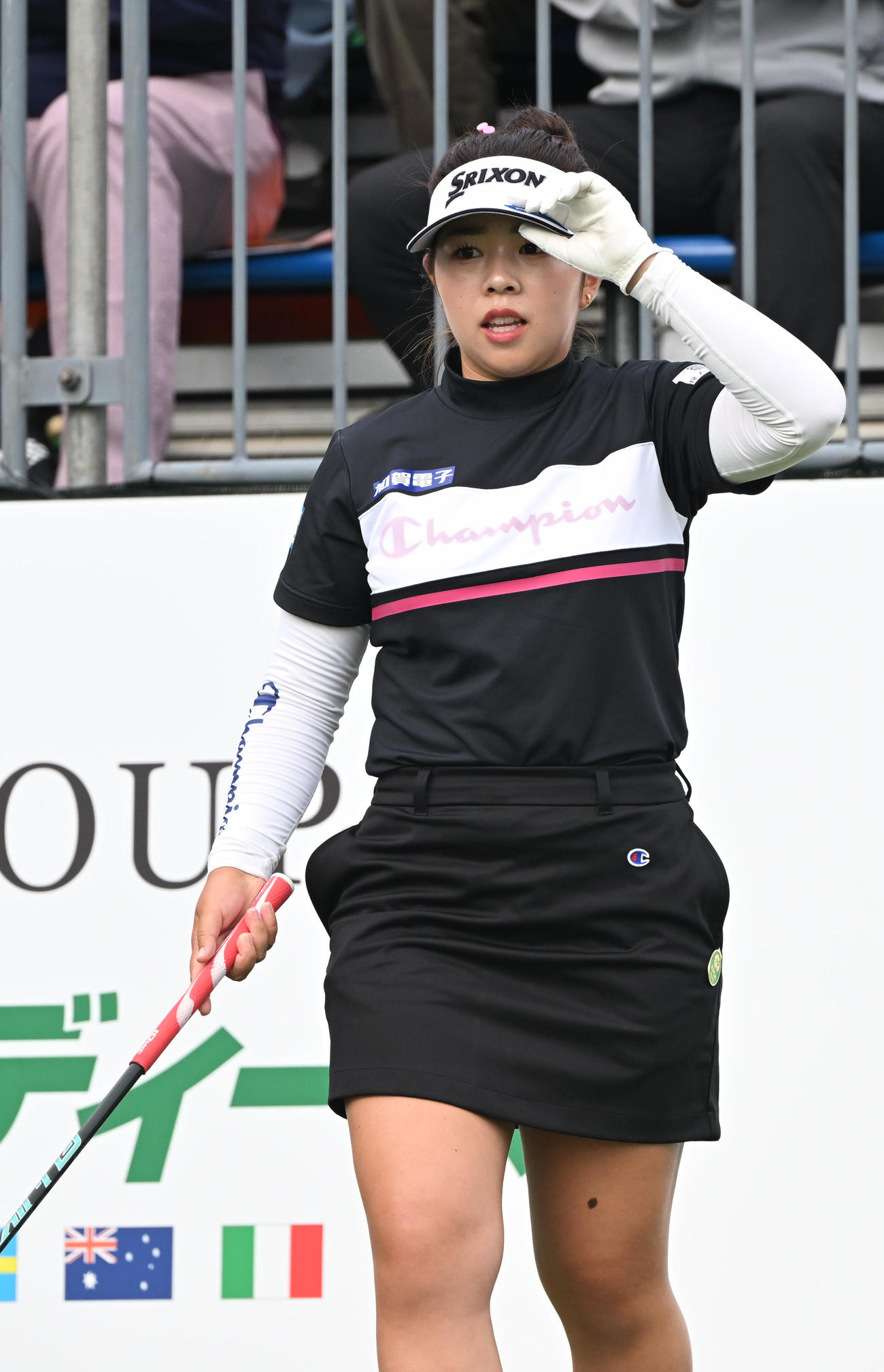 1番、ティーショットを打つ山下美夢有（撮影・和賀正仁）
