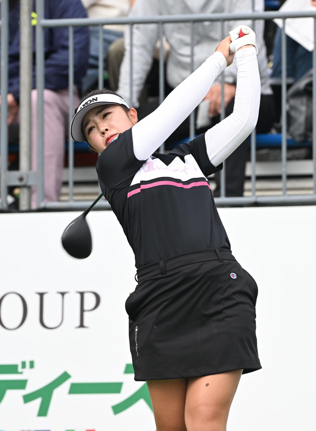 1番、ティーショットを打つ山下美夢有（撮影・和賀正仁）